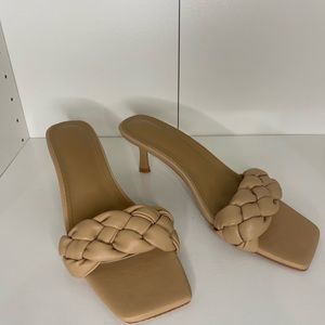 Beige short heels 👠